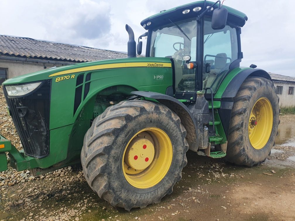 Vând John Deere 8370 R