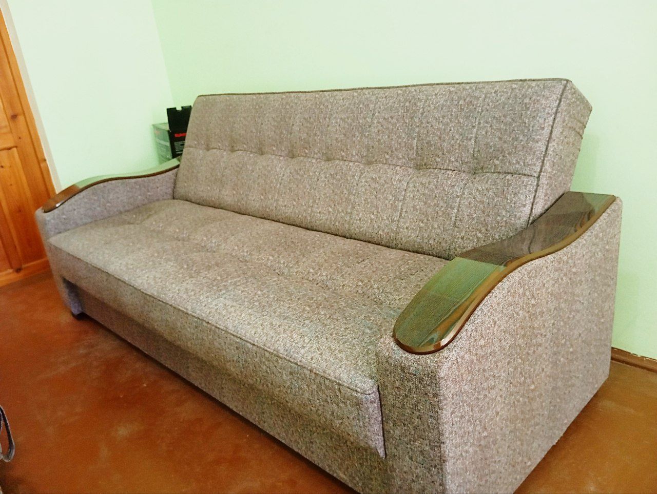 Divan ham kravat sotiladi 2 mlndan