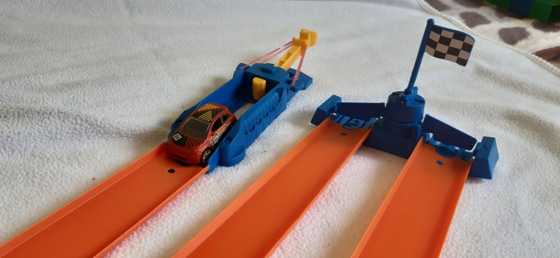 Set mașinuțe si piste Hot wheels