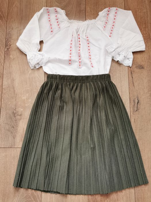 Set bluziță tip ie și fustiță plisată Reserved, mărime 110-116.