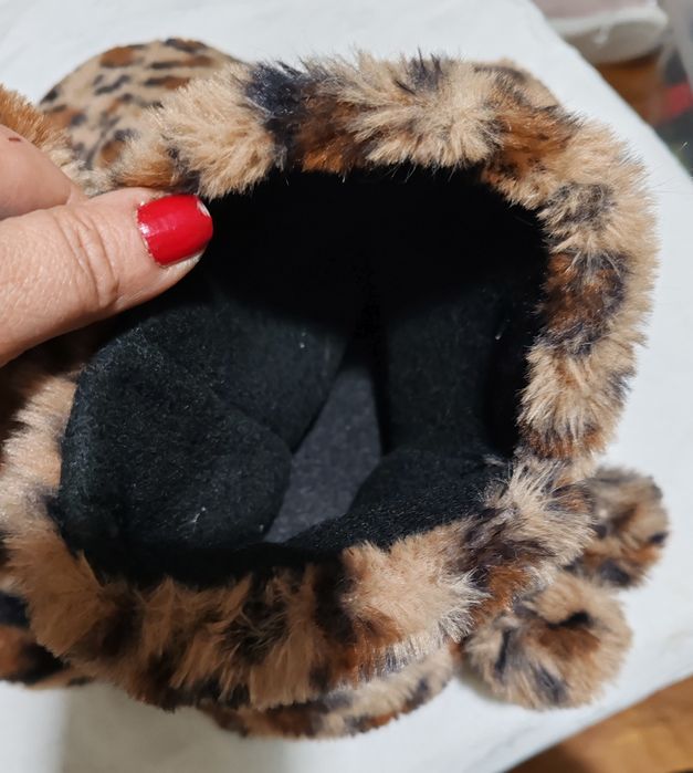 Papuci de casa noi cu eticheta