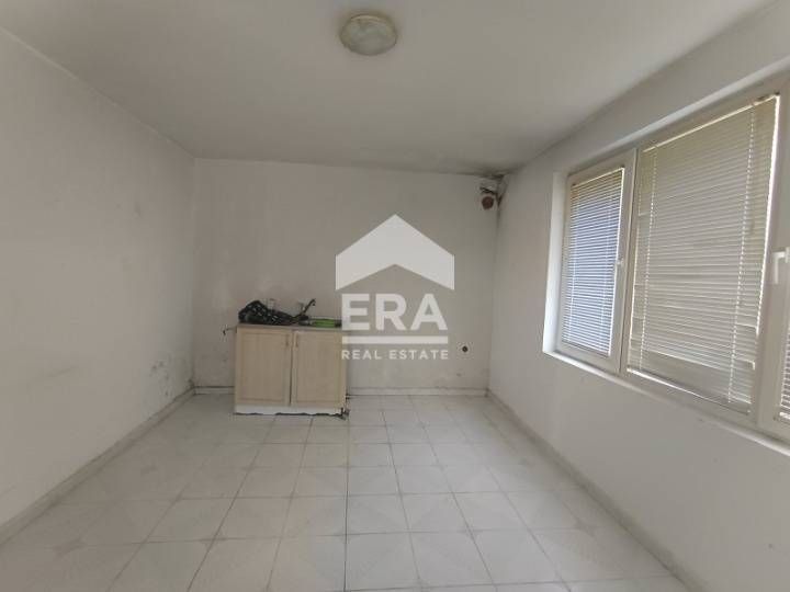 Самостоятелна триетажна къща с четири спални и три бани, с морска пано