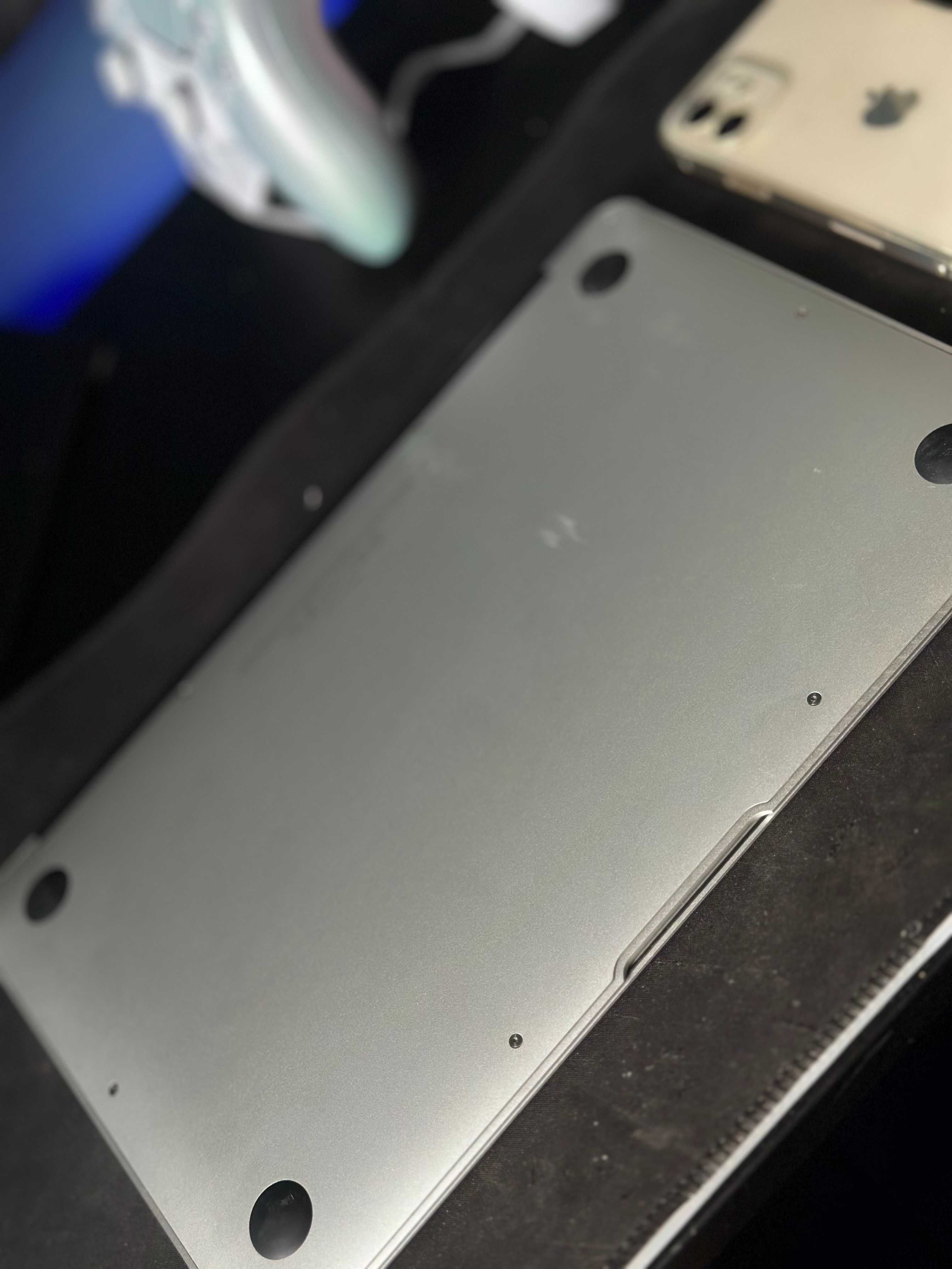 MacBook Air 11" Mid 2011, 64GB, nu se aprinde