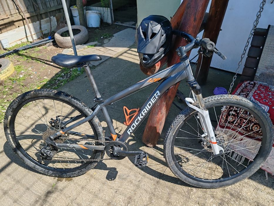 Vând bicicleta cu casca