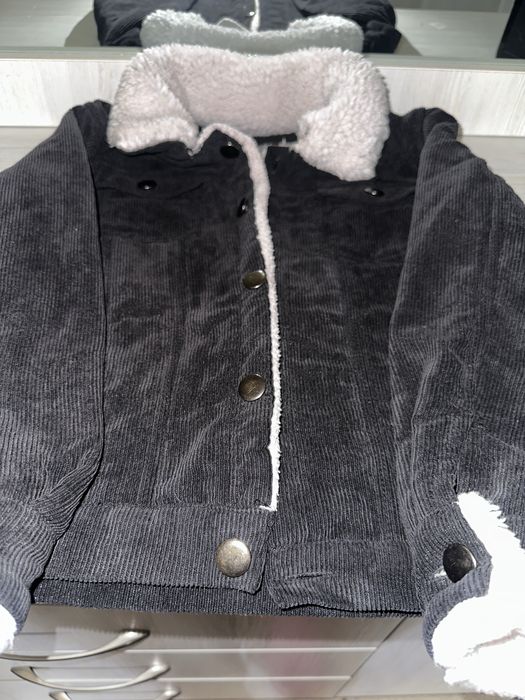 Продается осенняя куртка на мальчика 7-8 лет.