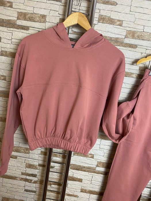 Trening cu decupaj spate ROZ - pantaloni+ bluza cu mesaj MARIMI: M, XL