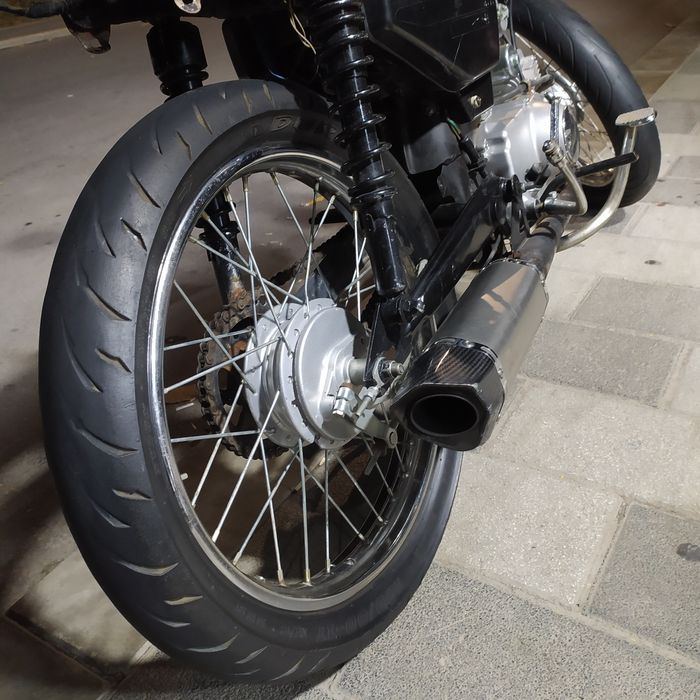 Moto kawasaki sotiladi