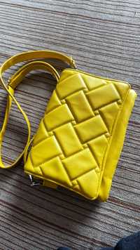малка жълта чанта
