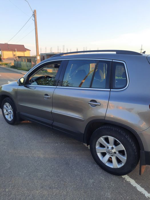 Vand VW Tiguan 2.0 TDI 4x4 XENON cu carte de service