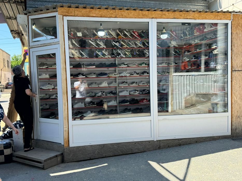 Продам пластиковые окна и дверь б/у .