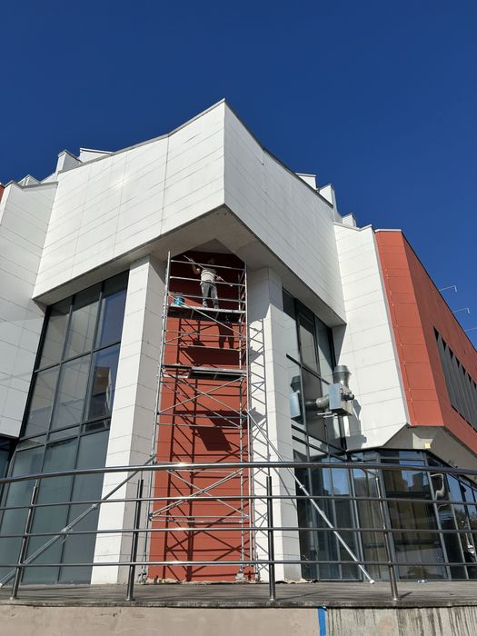 DE INCHIRIAT Schela Mobila  pe roti din otel zincat