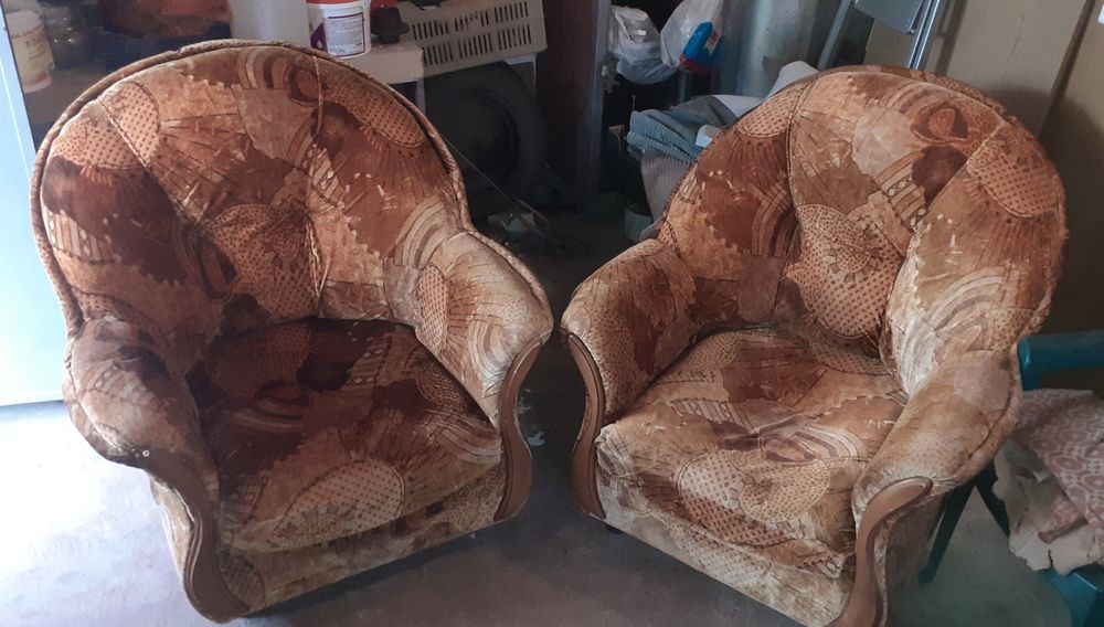 Продавам разтегателен диван с два фотьойла