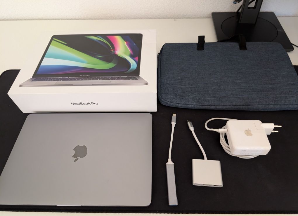 MacBook Pro M1 13" (Space Gray) 16GB - подарък чанта, 2 хъба и оригина