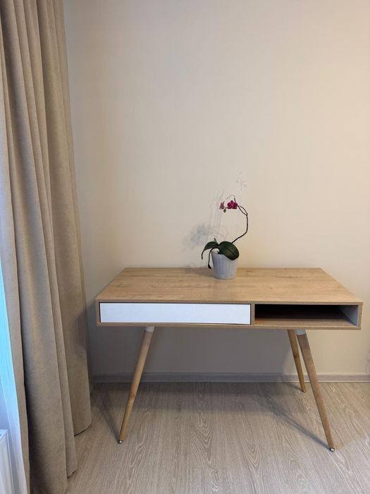 Письменный стол.