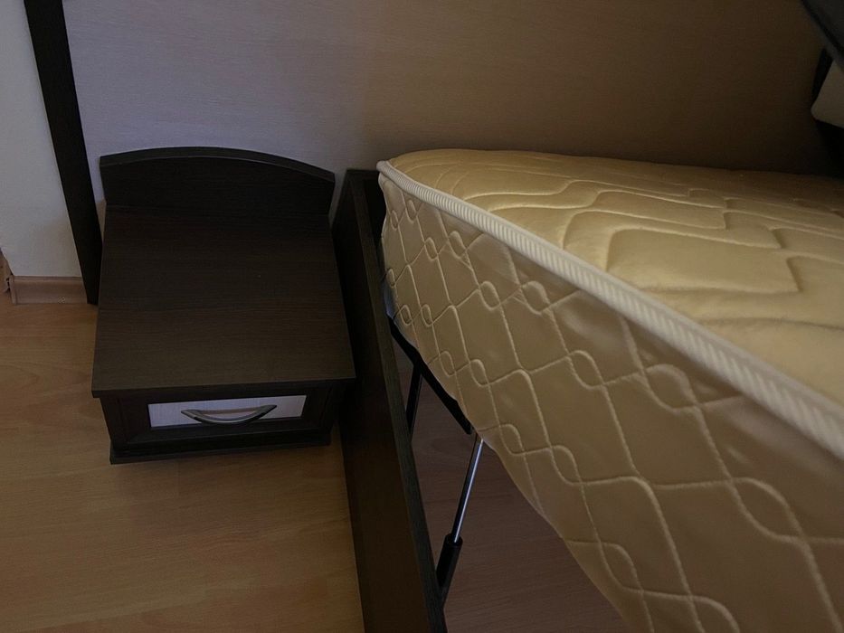 Продавам спалня с матрак 180/200 см.