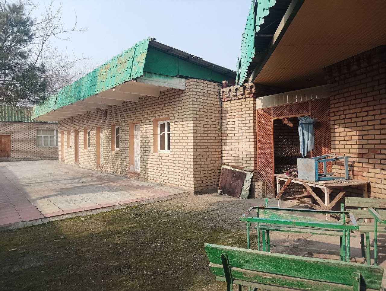 Yangiyer shahrida Savdo va umumiy ovqatlanish majmuasi sotiladi
