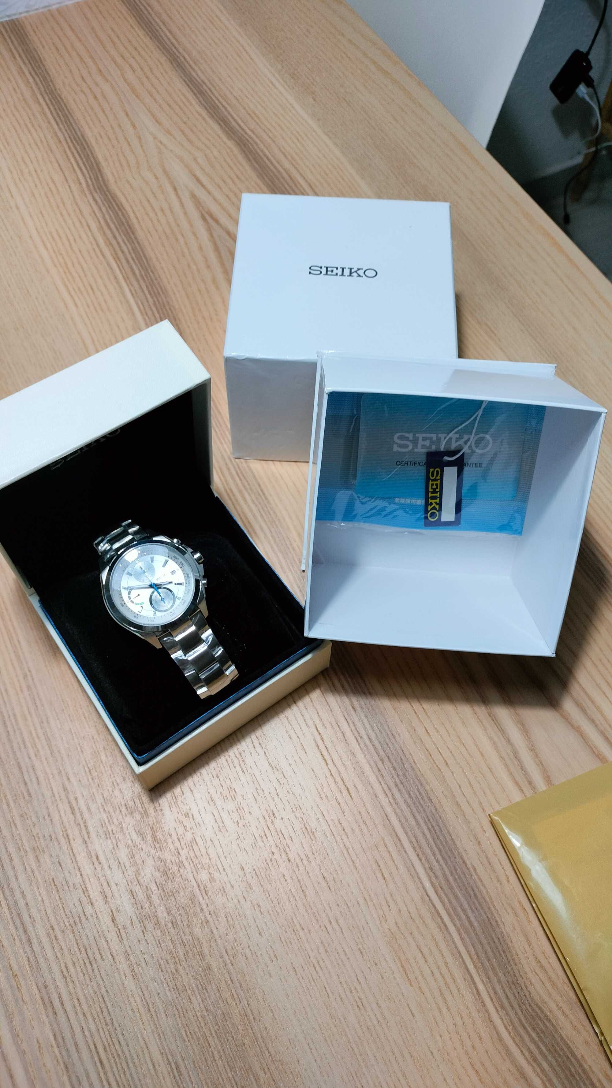 Чисто нов часовник Seiko с кутията.