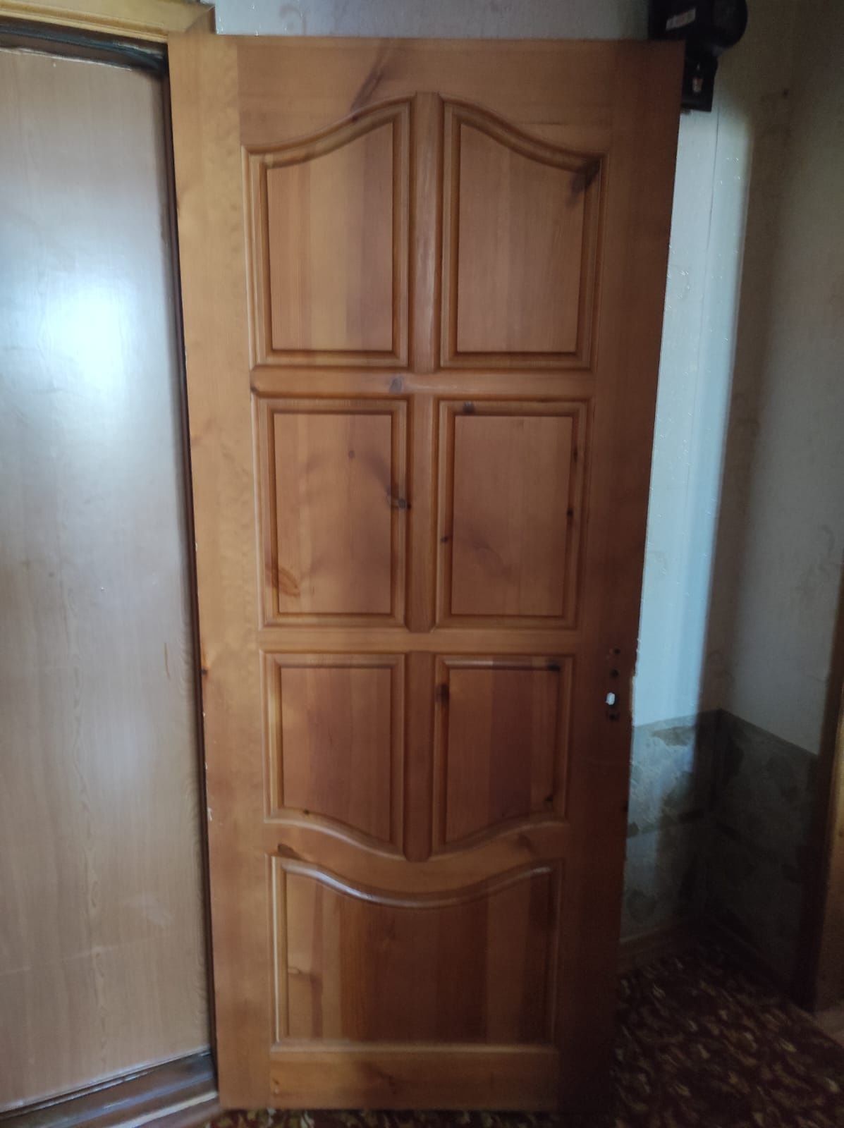 Дверь деревянная,глухая с коробкой