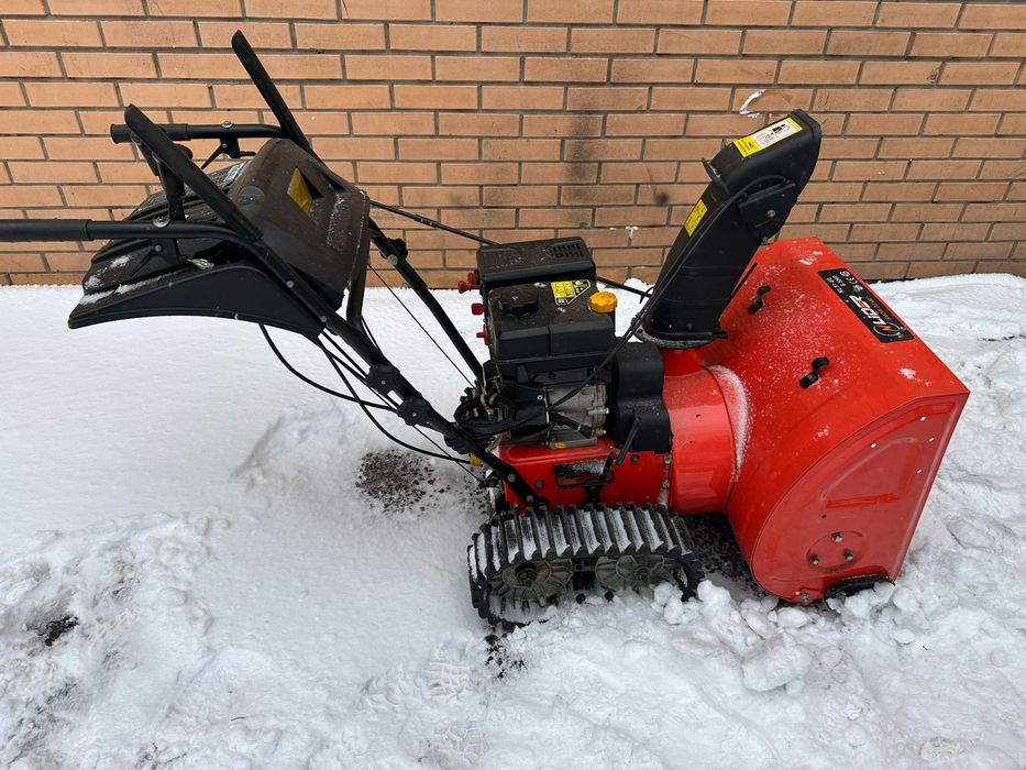 Продам снегоуборочную машину на  гусеницах.