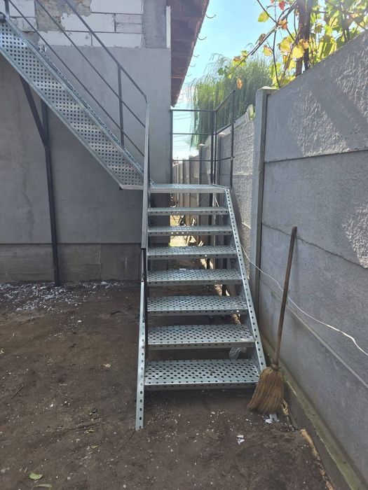 Vindem grătare zincate orice dimensiune și trepte pentru scări