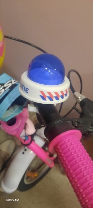 Велосипед 16 цола с помощни колела , с каска.
