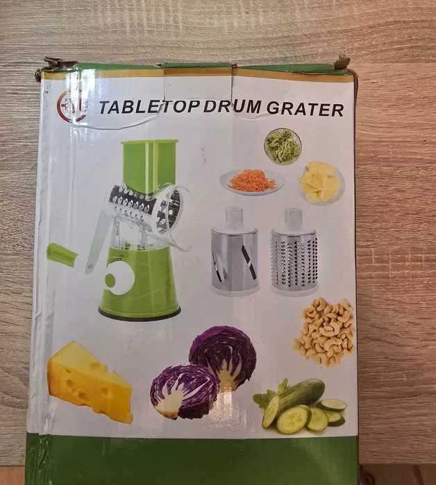 Platou cu farfurii de dulceață și ustensile de bucătărie