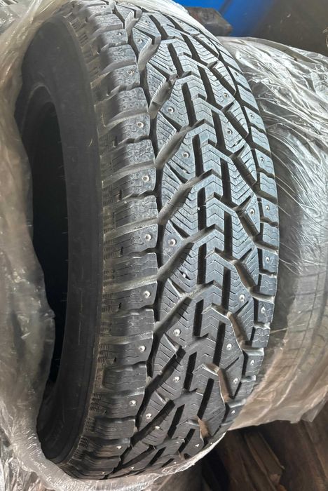 Продам шины шипов. 215/65/17 Tigar Европа