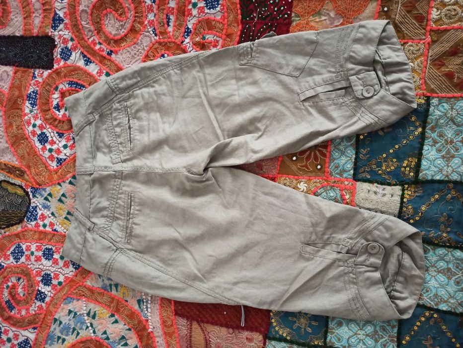 Pantaloni trei sferturi, cu multe buzunare