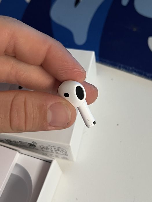 Airpods 4 със active noise cancellation