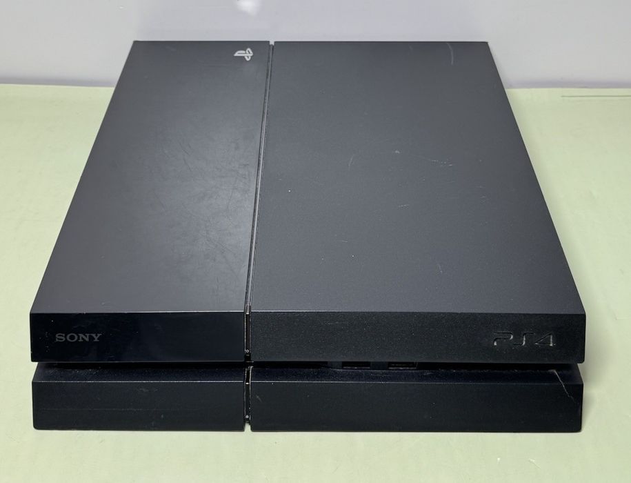 PlayStation 4 cu maneta fc25 și gta5