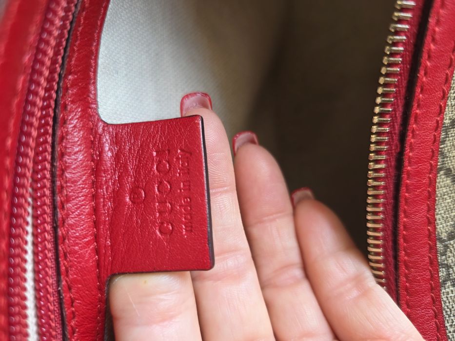 Geantă Gucci mare , imprimeu GG si piele rosie.