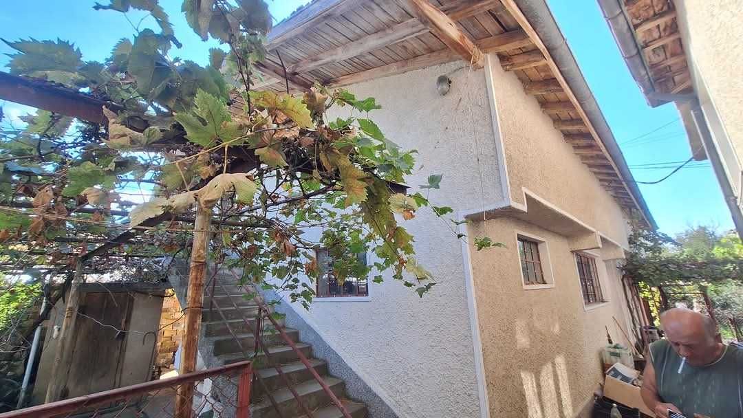 Продавам две къщи