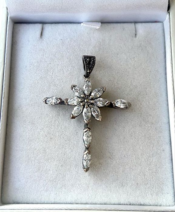 Pandantiv in forma de cruce din argint cu zirconii