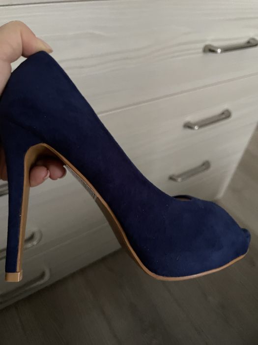 Pantofi bleumarin decupati marime 36