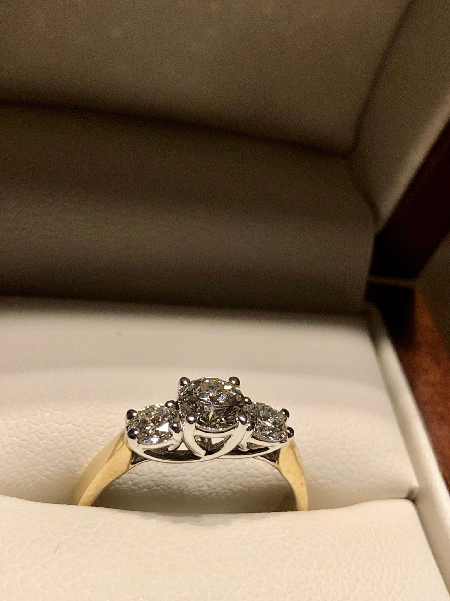 Inel de logodna cu 3 diamante