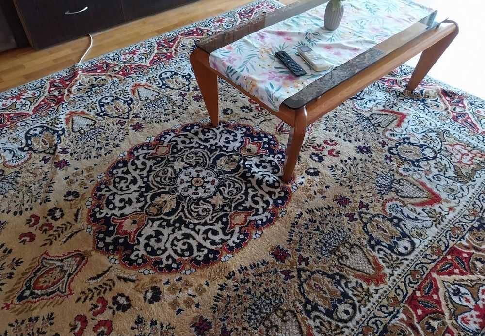 Продава се персийски килим