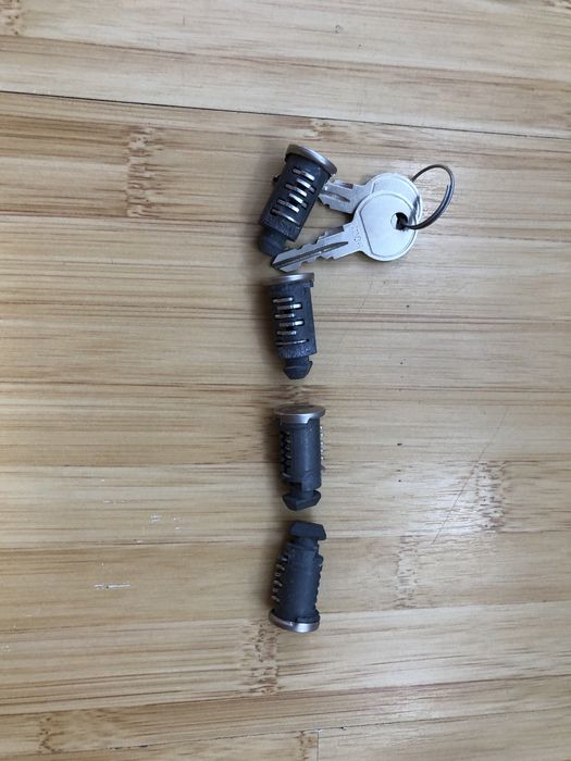 Set 4 butuci Thule cod N206, plus o cheie N205