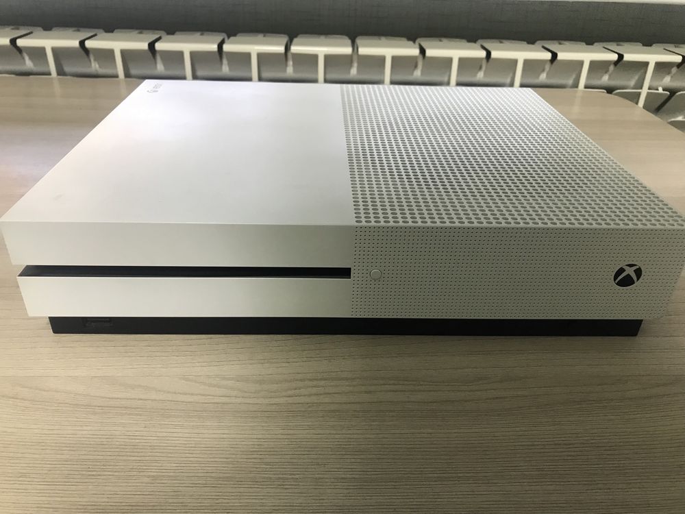 Xbox One S В отличном состоянии