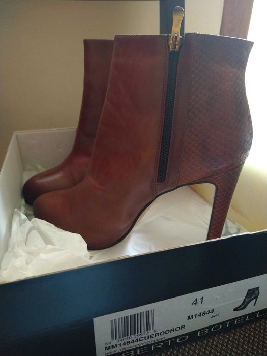 Дамски боти на ток Roberto Botella