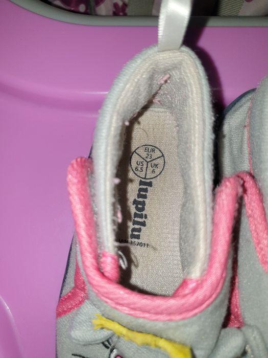 Детски пантофи и сандали