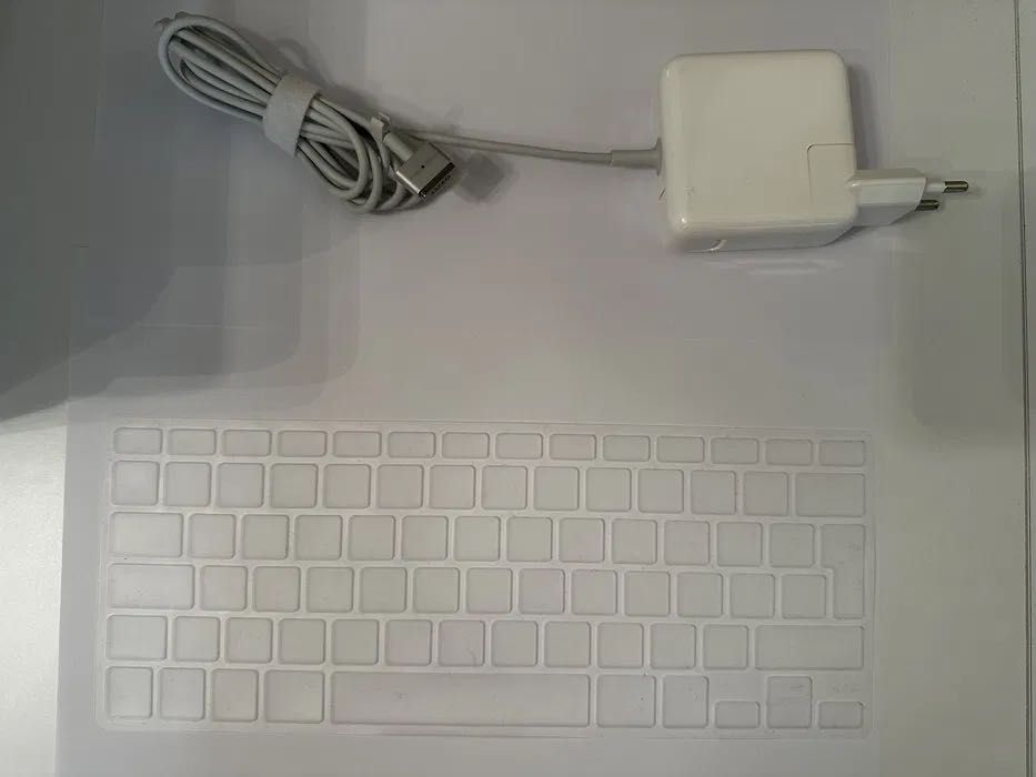 Продавам Apple Macbook Air 13.3 (i5, 8GB, 128GB)+аксесоари