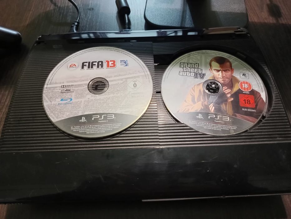 PlayStation 3 + 2 jocuri (GTA IV & FIFA 2013) – stare foarte bună