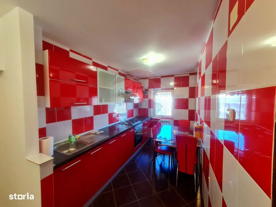 Apartament cu 3 camere de închiriat în zona Central