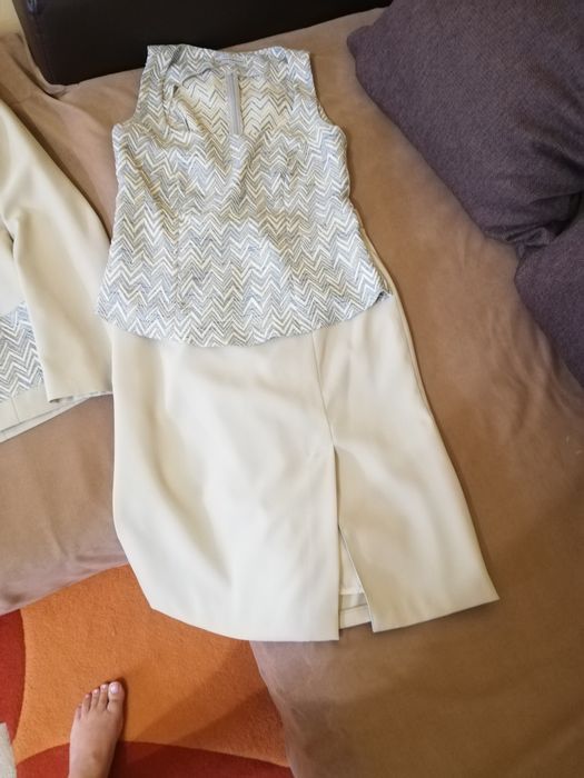 Vând costum 3 piese mărime 42
