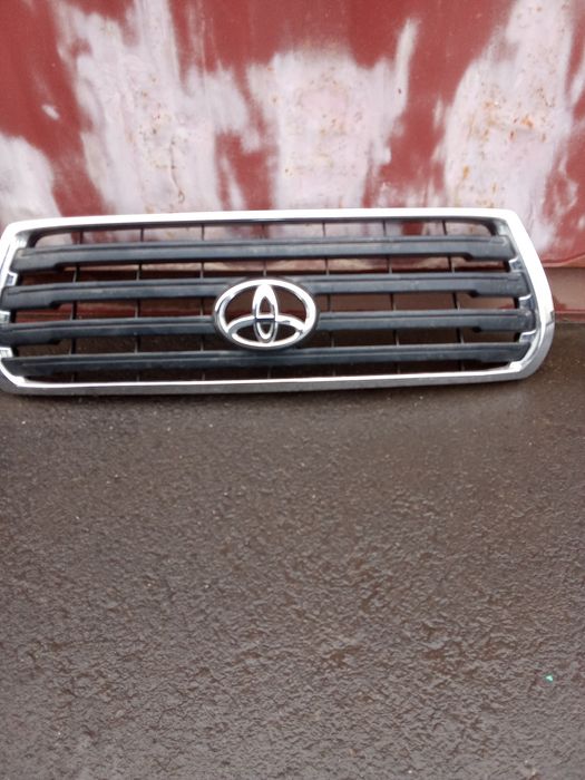 Решетка тайота 200