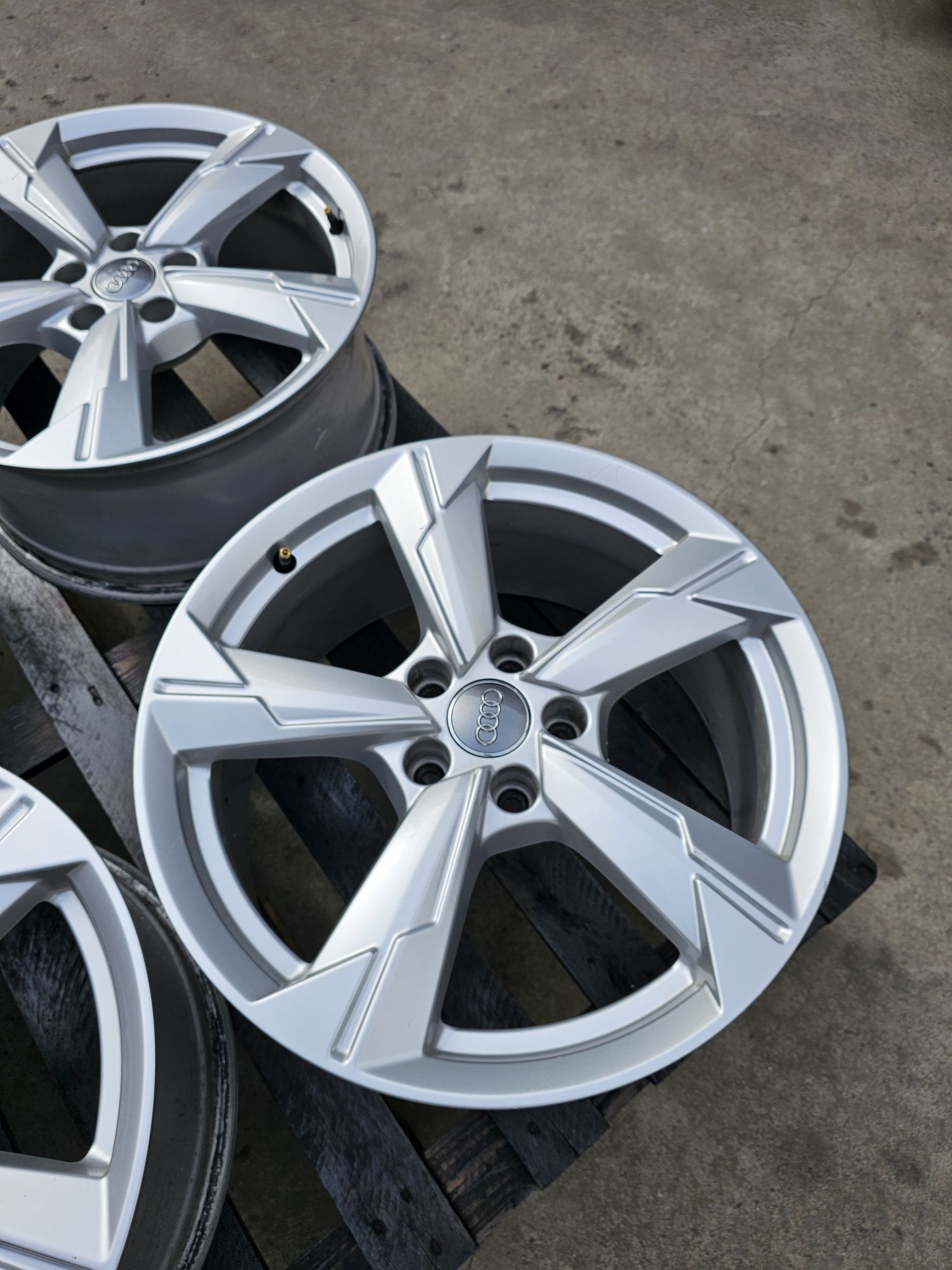 Set jante Audi originale R18 , 5x112 (modelul NOU) stare perfecta