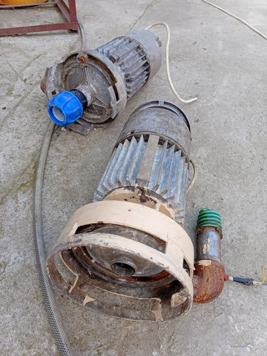 Doua pompe rusesti de apa