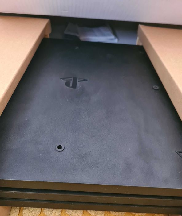 PS4 Pro Sony 1 TB in stare foarte buna. Este ambalat in cutia lui.