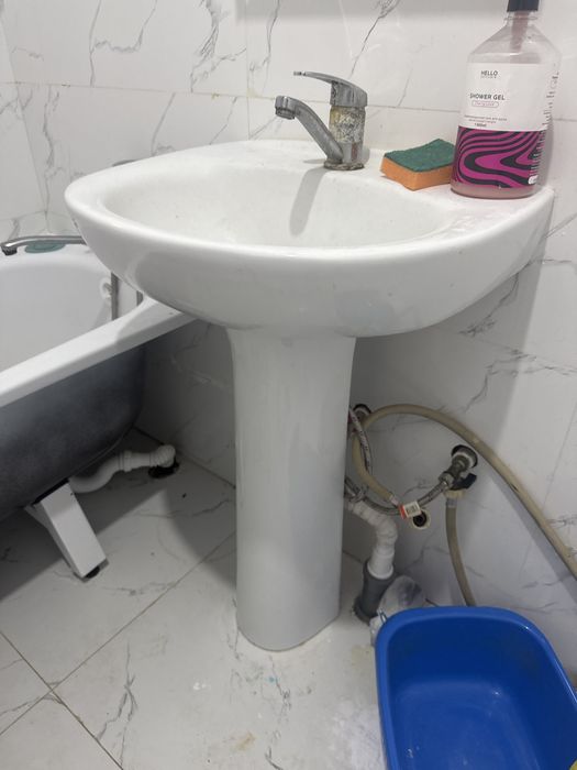 Продам унитаз и раковину в отличном состояний