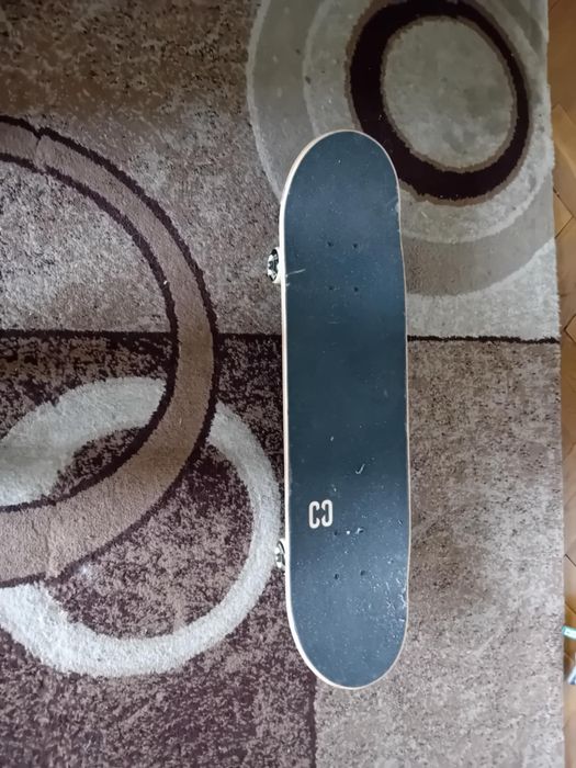 Skateboard cu casca si genunchiere